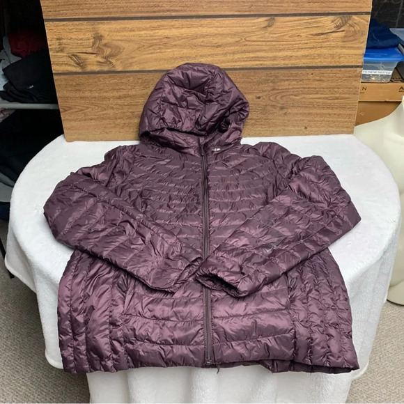 HeatKeep size medium puffer coat dark purple color does have a flaw on arm - Picture 9 of 9